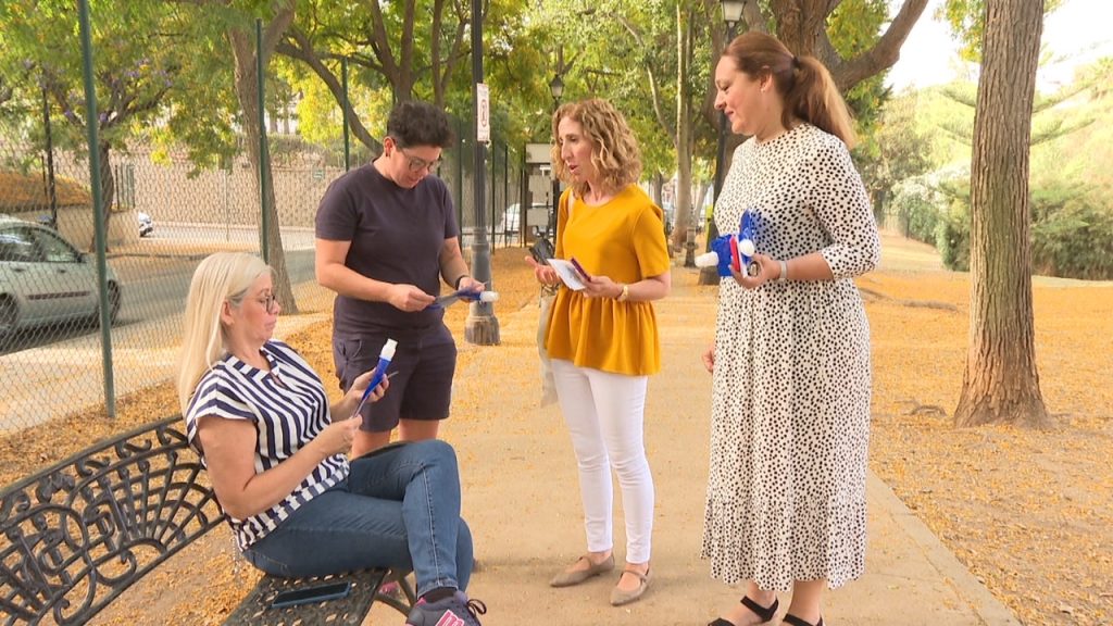 El Ayuntamiento De Fuengirola Reparte En El Barrio De Los Pacos