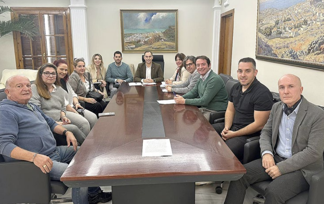 Reunión del alcalde con vecinos de La Viñuela