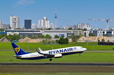 Consumo multa con 150 millones de euros a Ryanair, easyJet, Vueling y Volotea por cobros en equipaje de mano