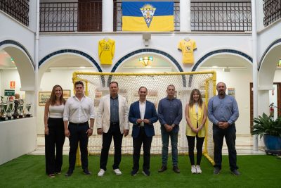 El alcalde asiste a la exposición del 50 aniversario del Atlético Benamiel
