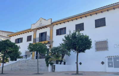 Fachada pintada de la Casa de la Cultura de Arroyo de la Miel