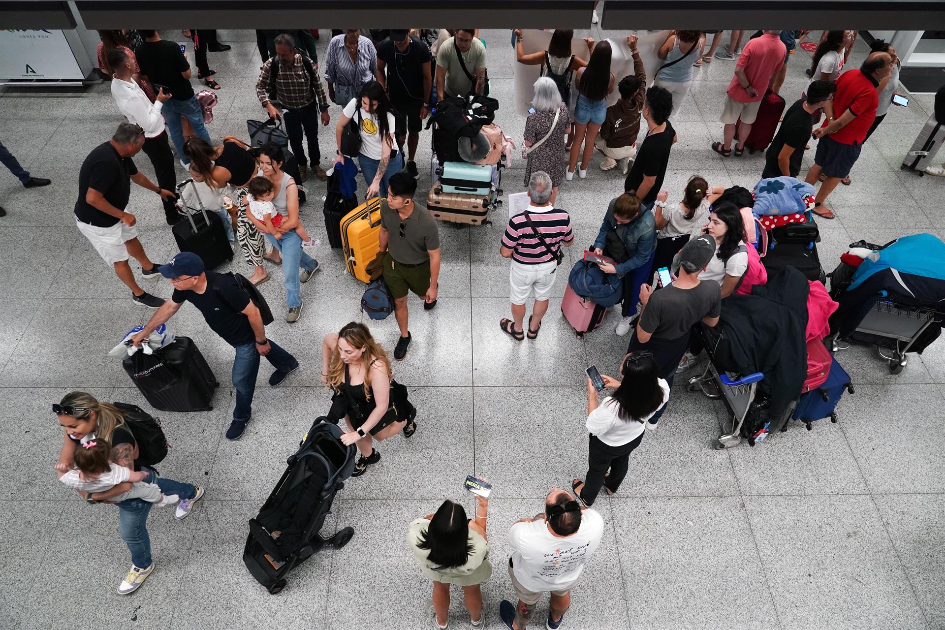 turistas aeropuerto Málaga