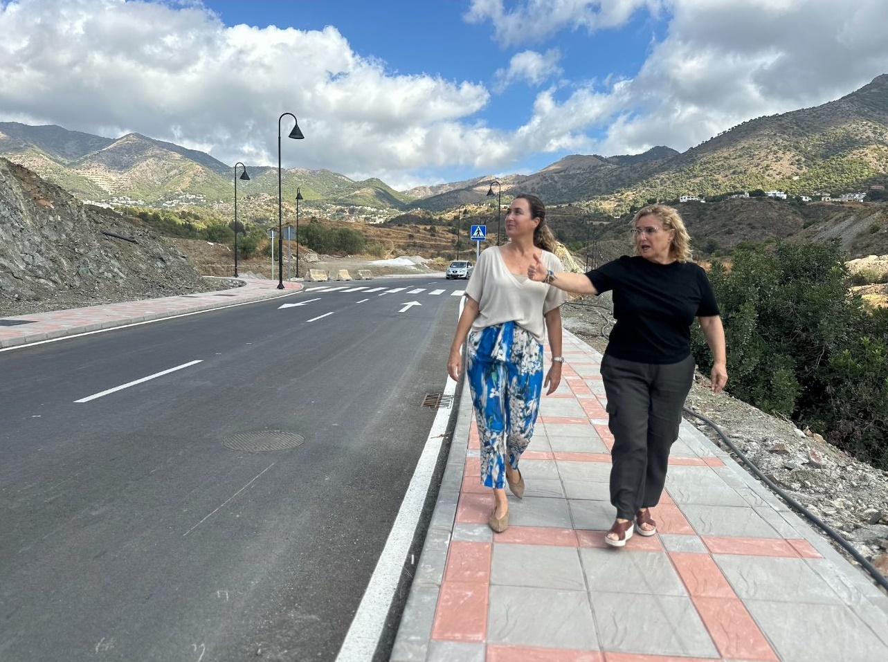 La alcaldesa Ana Mula visita la calle Golondrinas