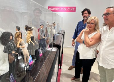 La alcaldesa de Fuengirola en la exposición dedicada a Barbie