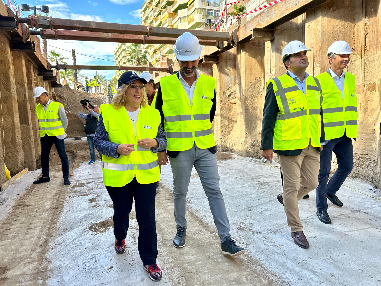 Alcaldesa de Fuengirola visita las obras del saneamiento de Torreblanca