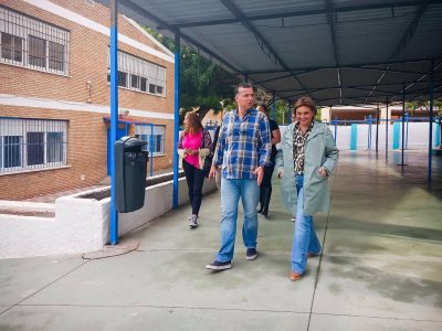 La alcaldesa, Margarita del Cid, acompañada del concejal de educación, Francisco García, ha visitado estas obras