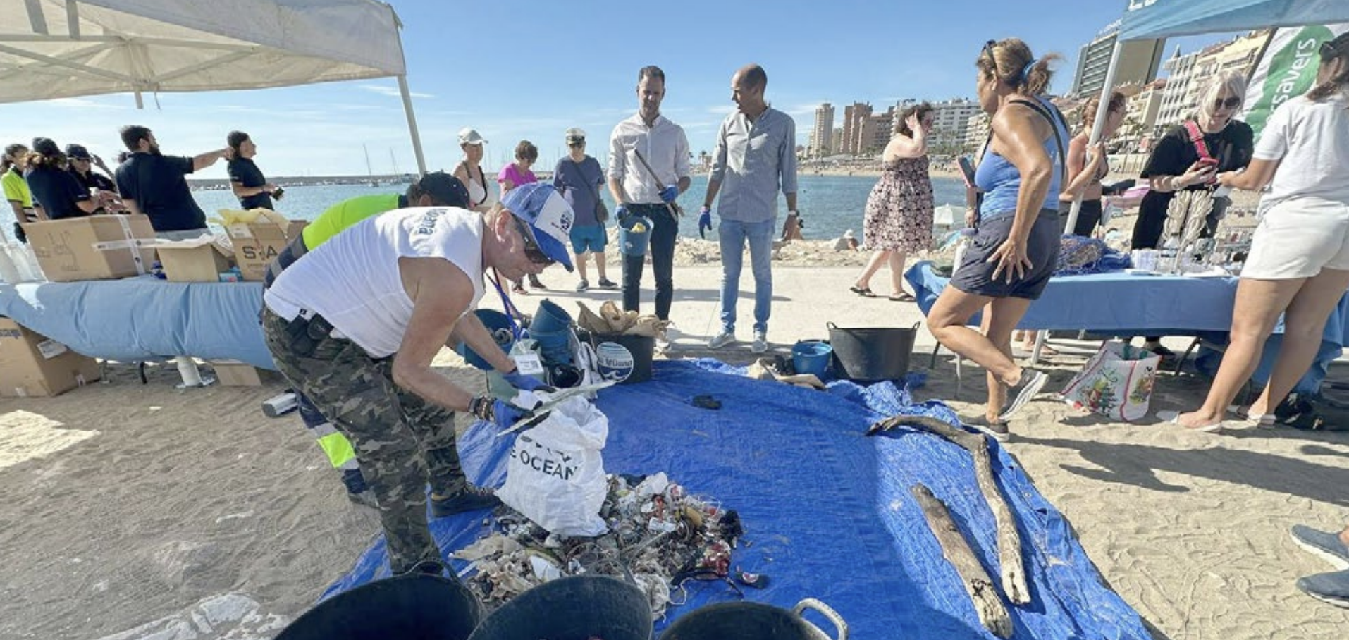 Jornada de concienciación medioambiental en la playa de la T