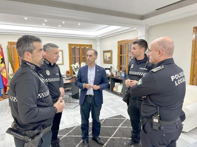 El alcalde recibe a los agentes de la Policía Local de Benalmádena tras volver de Valencia