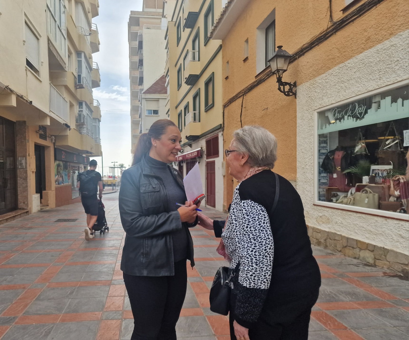 La edil Rosa Ana Bravo en Los Boliches