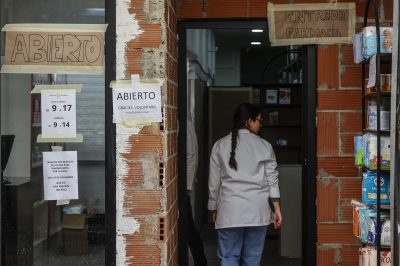 Farmacia afectada por la DANA