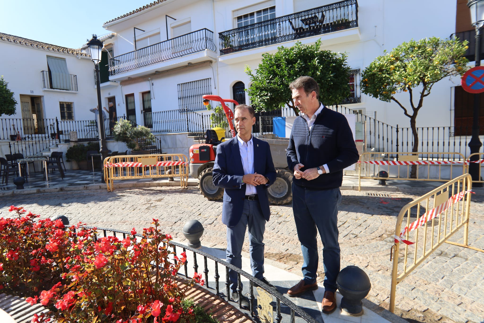 El alcalde supervisa las obras de remodelación de Plaza España