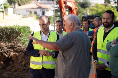 El alcalde de Benalmádena visita los trabajos de reparación en Avenida Yedra