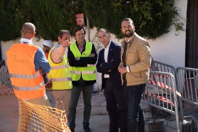 El alcalde de Benalmádena visita los trabajos de reparación del socavón en Avenida Yedra