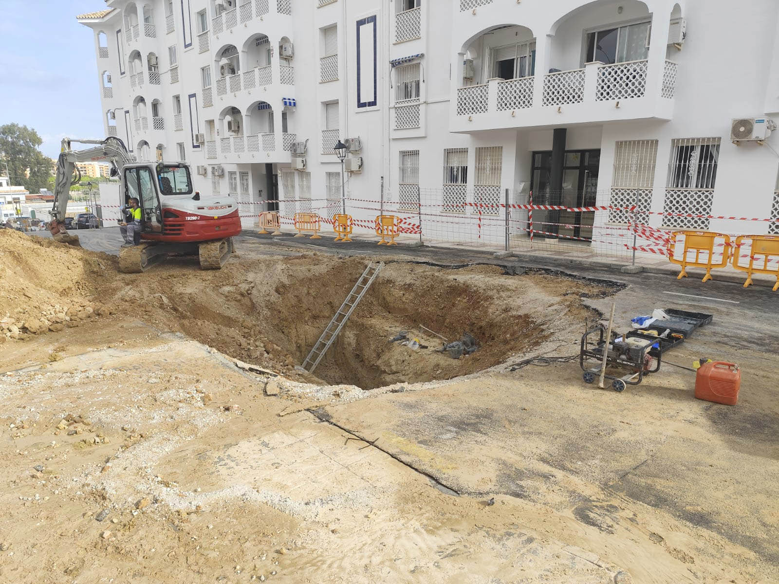 trabajos de reparación de tubería en calle Medina Azahara, en Benalmádena