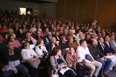 mayores en la presentación de la app "Unidos Benalmádena"