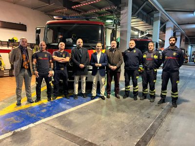 Visita del alcalde de Benalmádena al Cuerpo de Bomberos por Nochebuena