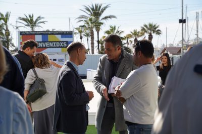 Visita del alcalde de Benalmádena al mercado artesanal del Puerto Deportivo