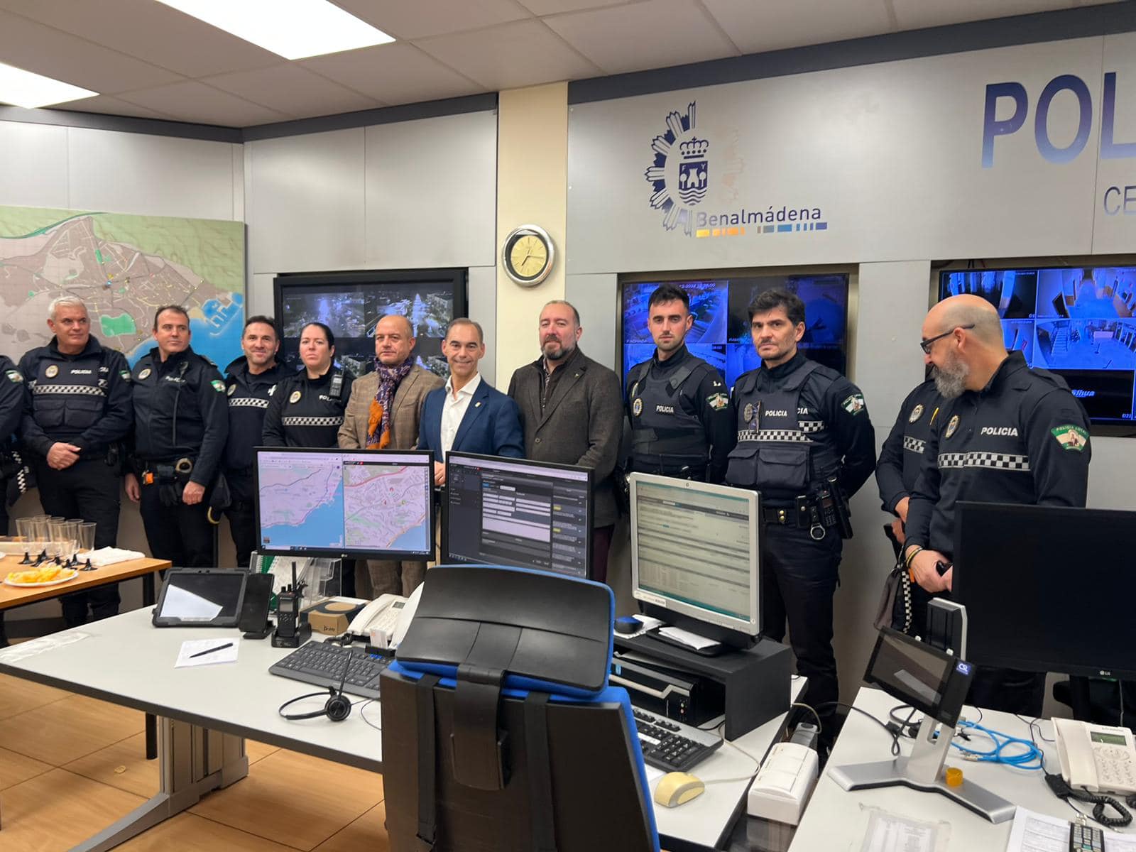 Visita del alcalde de Benalmádena a la Policía Local por Navidad