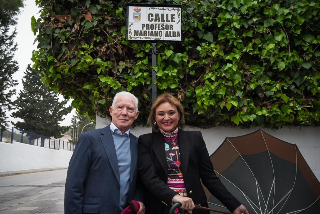 La alcaldesa, Margarita del Cid, junto al homenajeado, el profesor Mariano Alba