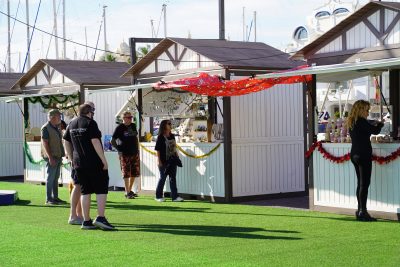 Mercado artesanal en el Puerto Deportivo de Benalmádena