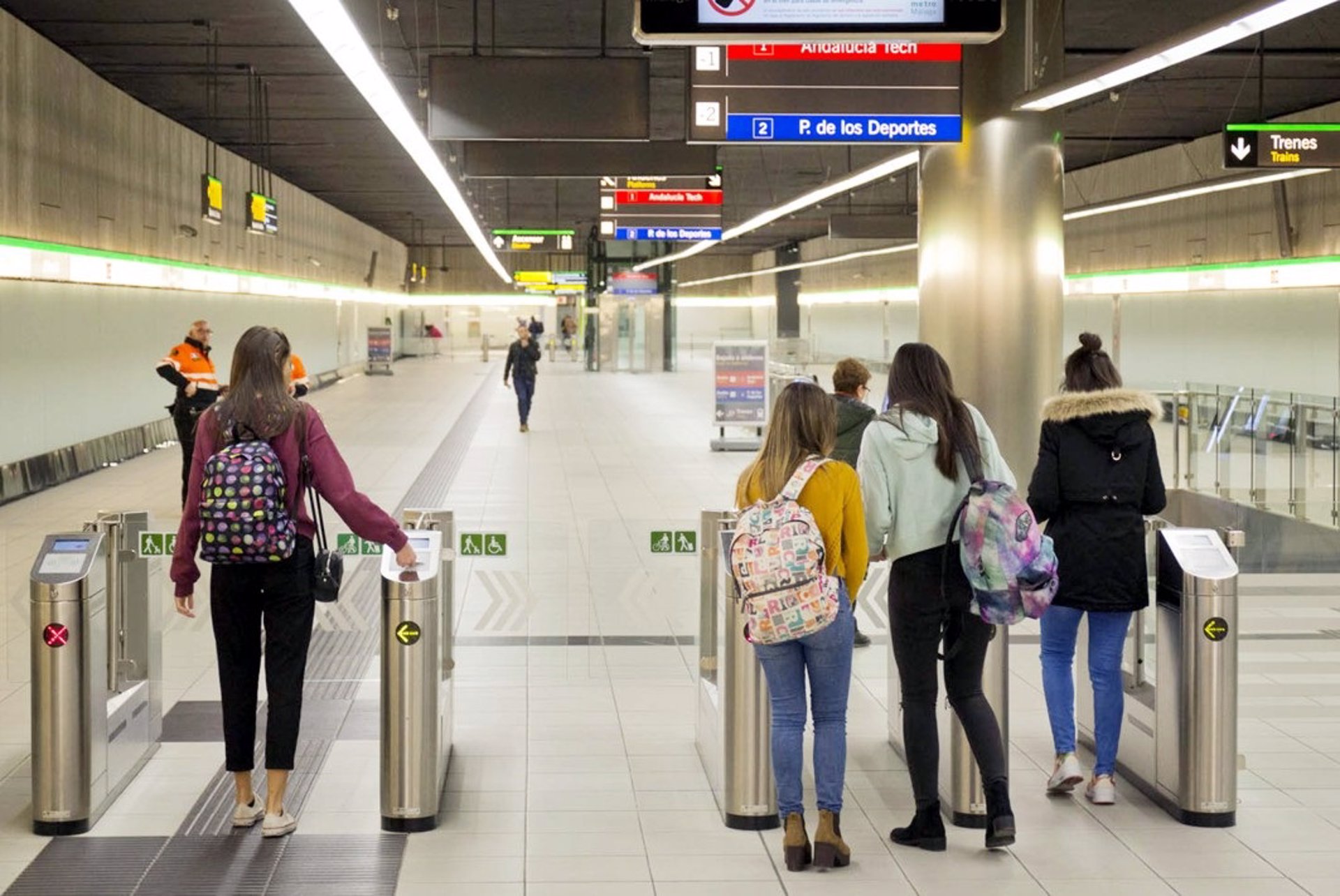 Usuarios del Metro de Málaga