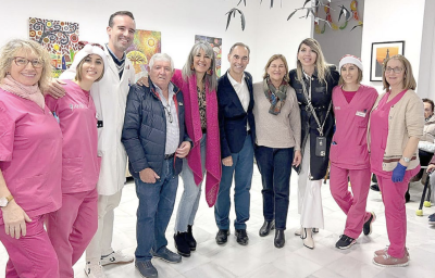 El alcalde de Benalmádena visita la sede de AFAB por Navidad