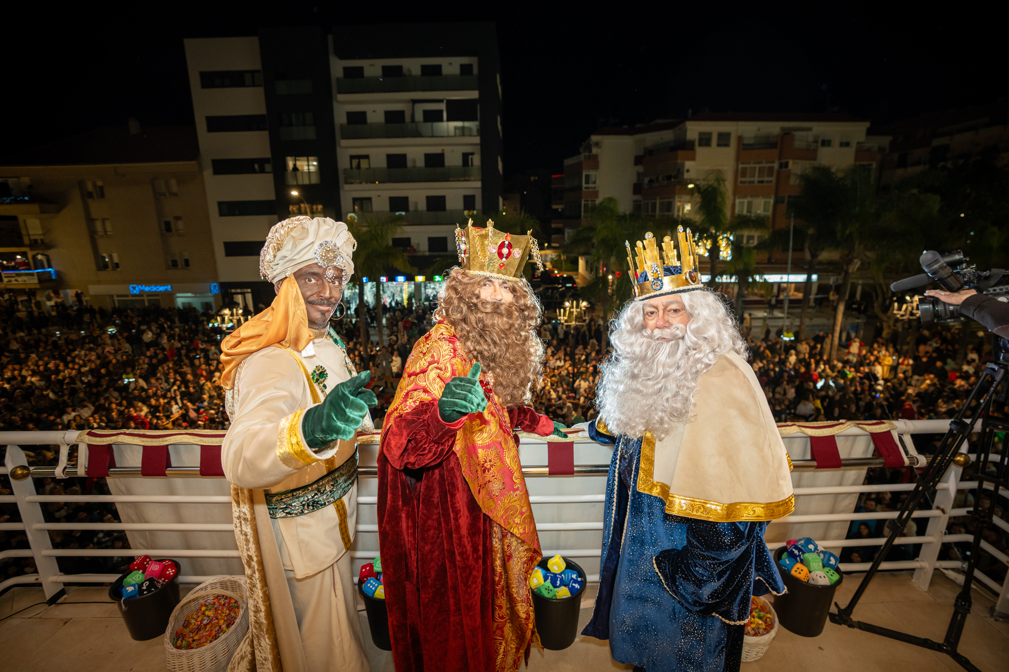 Los Reyes Magos en el balcón del Ayuntamiento de Torremolinos