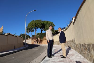 El alcalde de Benalmádena supervisa la remodelación de calle Los Naranjos