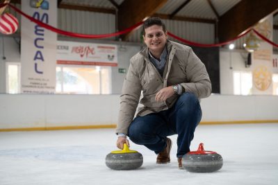 Alejandro Carretero, edil de deportes de Benalmádena, presenta el equipo de curling