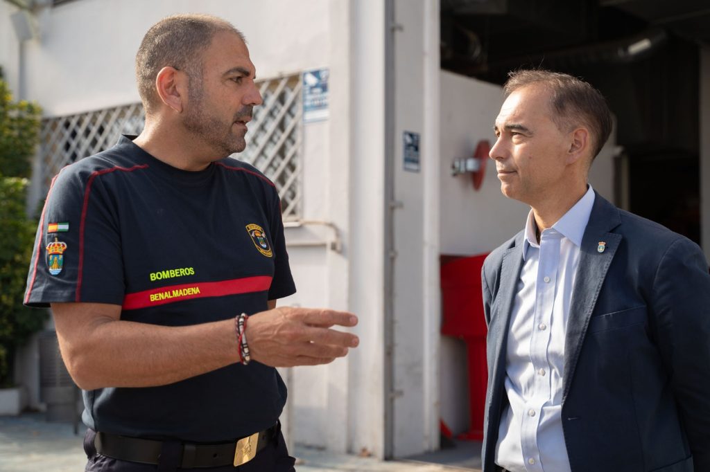 El alcalde de Benalmádena detalla las mejoras del servicio de Bomberos