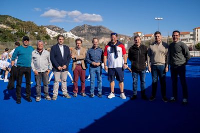 El alcalde visita a la selección de Hockey Hierba que entrena en Benalmádena