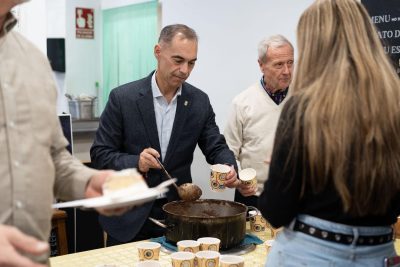 El alcalde de Benalmádena asiste a la Chocolatada de Mayores en el Centro de Participación Activa "Anica Torres"