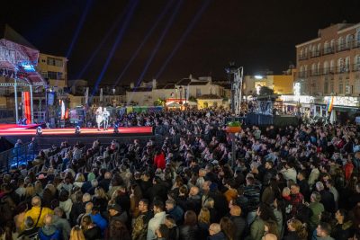 La Gala Drag de Benalmádena llena la plaza de la Mezquita