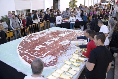 Tarta con forma de corazón solidario, edición 2024