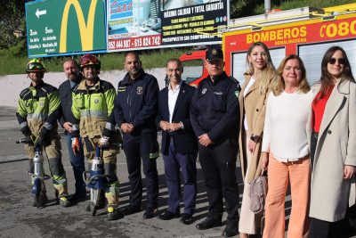 El alcalde de Benalmádena participa en una jornada de seguridad vial para escolares