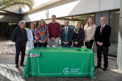 El alcalde de Benalmádena participa en las mesas de la AECC en el Día Mundial contra el Cáncer