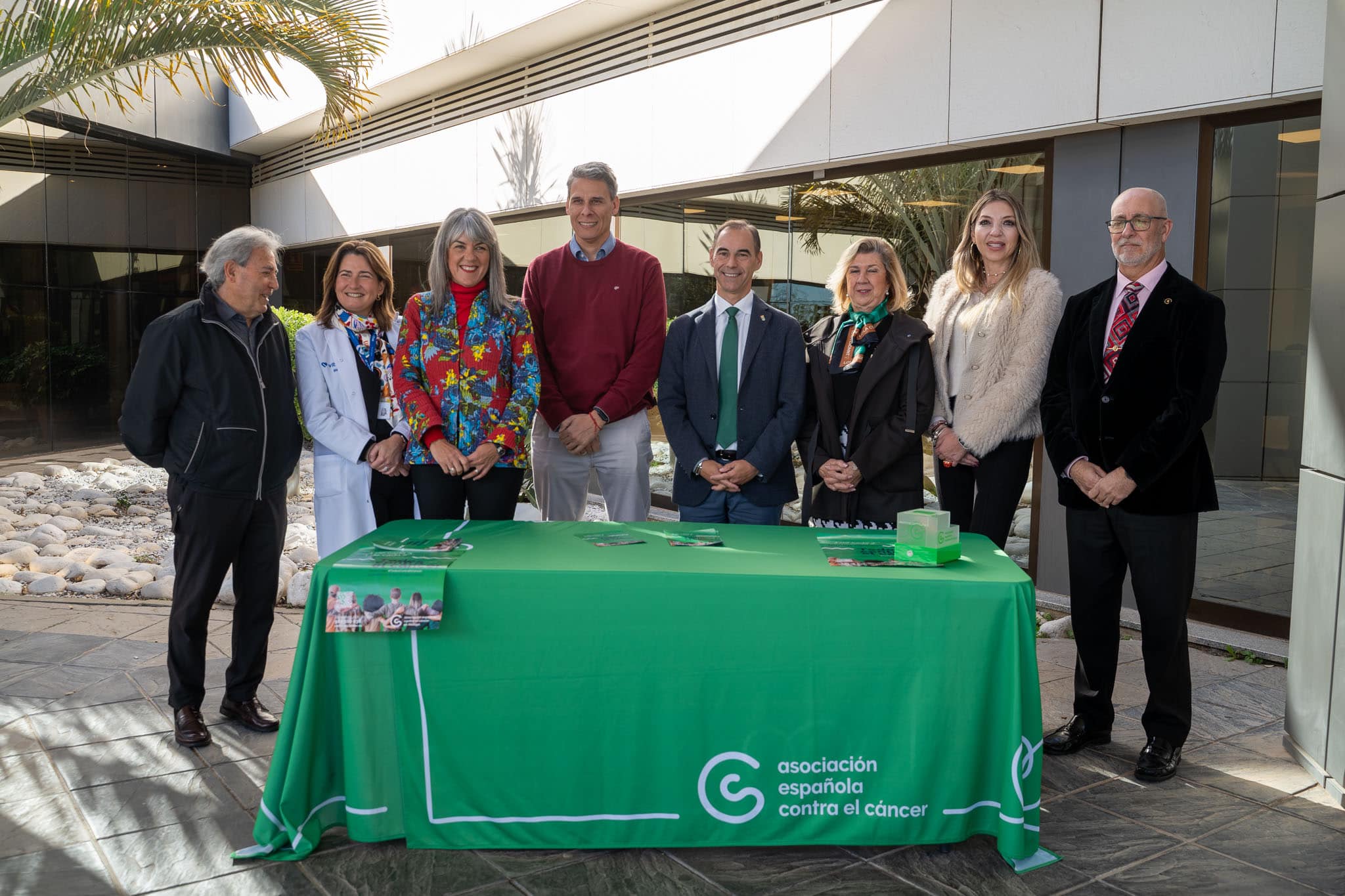 El alcalde de Benalmádena participa en las mesas de la AECC en el Día Mundial contra el Cáncer