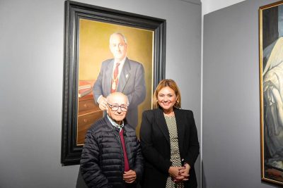 Margarita del Cid junto a Aurelio Moreno en su exposición