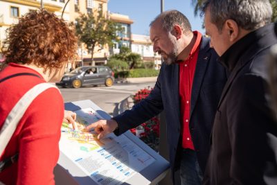 Instalación de tótems para identificar el Centro Comercial Abierto de Benalmádena