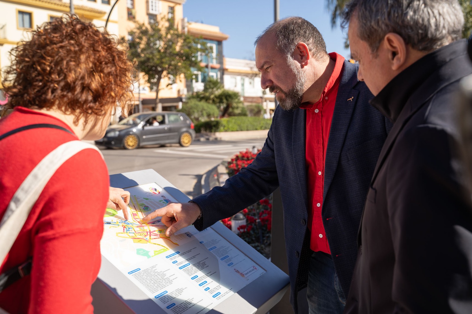 Instalación de tótems para identificar el Centro Comercial Abierto de Benalmádena