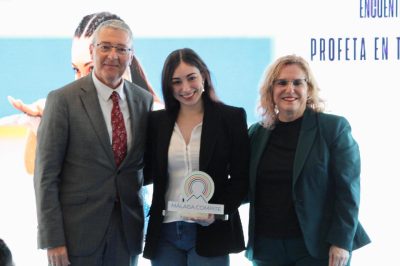 Natalia Baldizzone recibe el premio Profeta en tu Tierra"