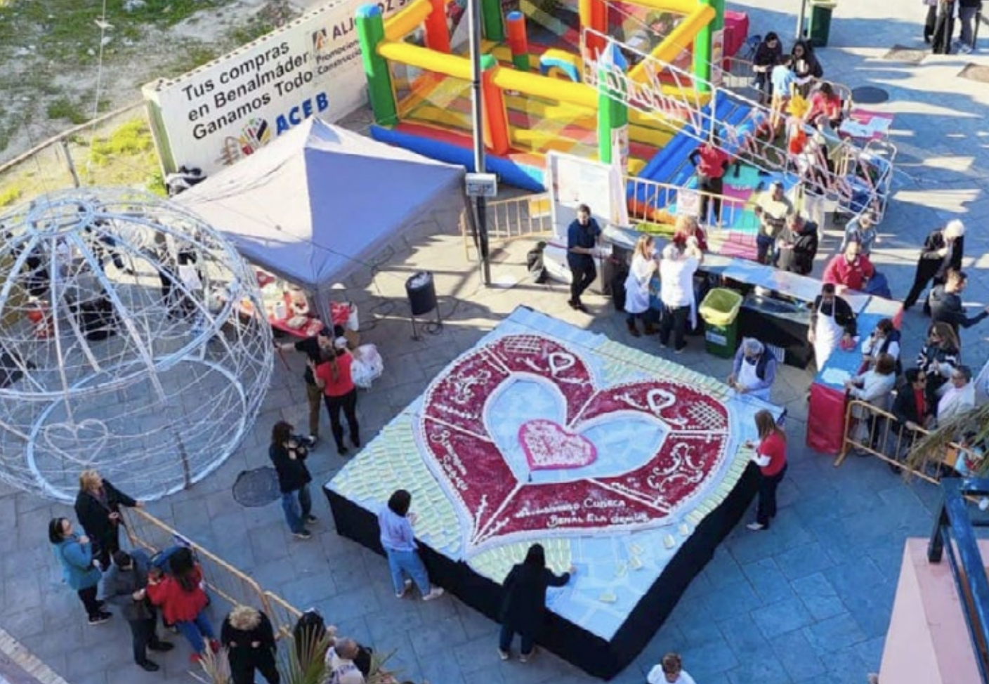 Tarta gigante con forma de corazón y solidaria en Benalmádena