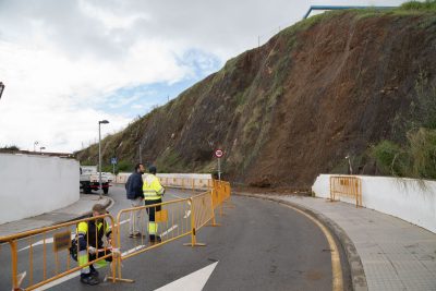 Obras de emergencia por talud en la avenida Océano Índico de Benalmádena