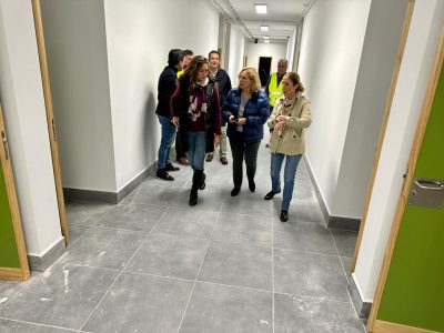 La alcaldesa de Fuengirola visita las obras en el Colegio Andalucía